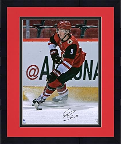 Keretes Clayton Keller Arizona Prérifarkasok Dedikált 16 x 20 Piros Mez Korcsolyázás Fénykép - Dedikált NHL-Fotók
